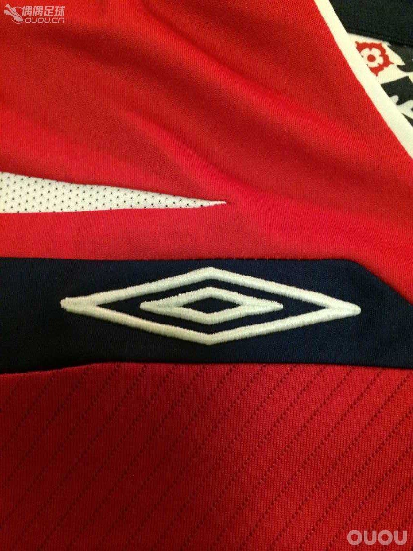 近日收了件小贝的英格兰百场,各位大神帮我看看,正品与否?