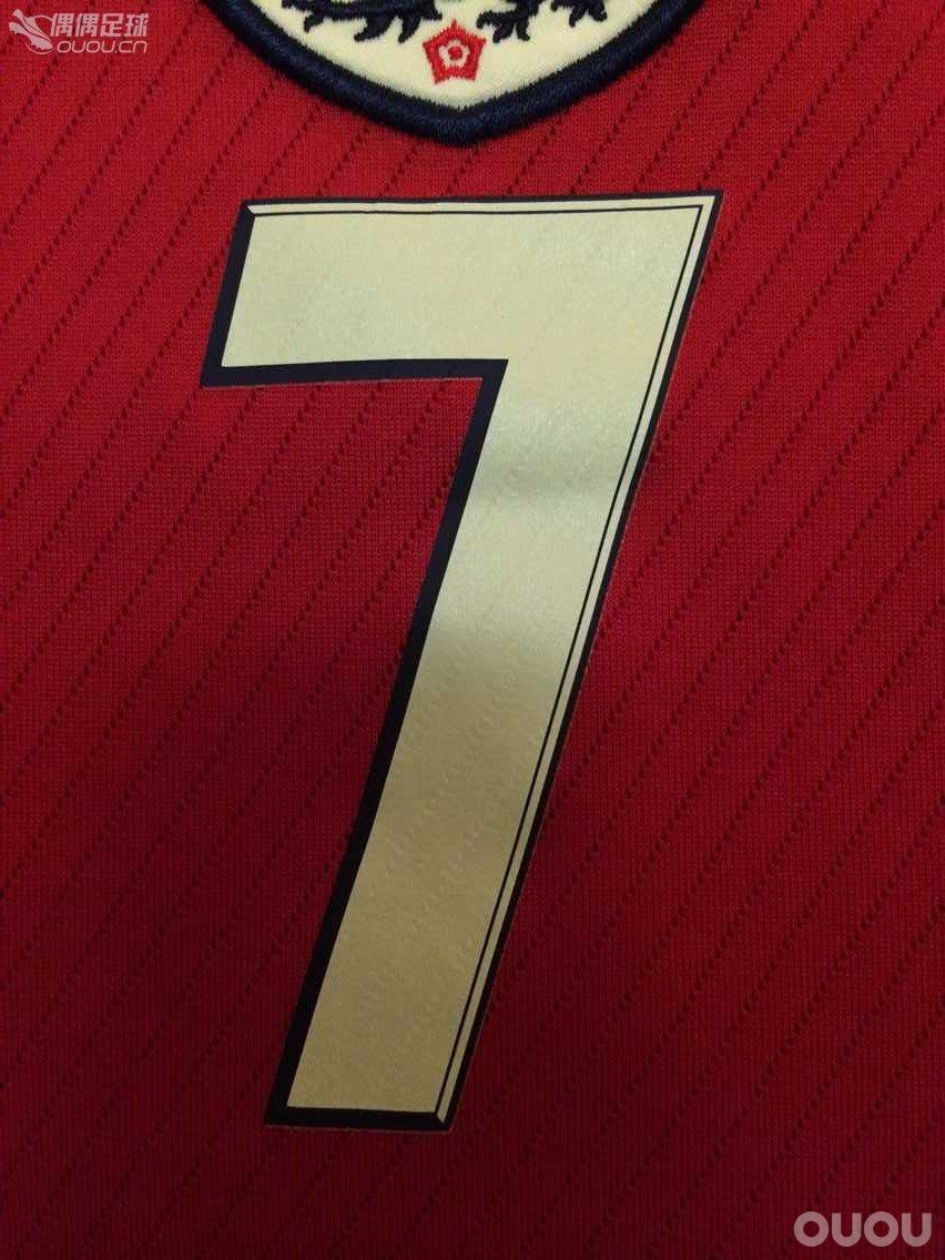 近日收了件小贝的英格兰百场,各位大神帮我看看,正品与否?