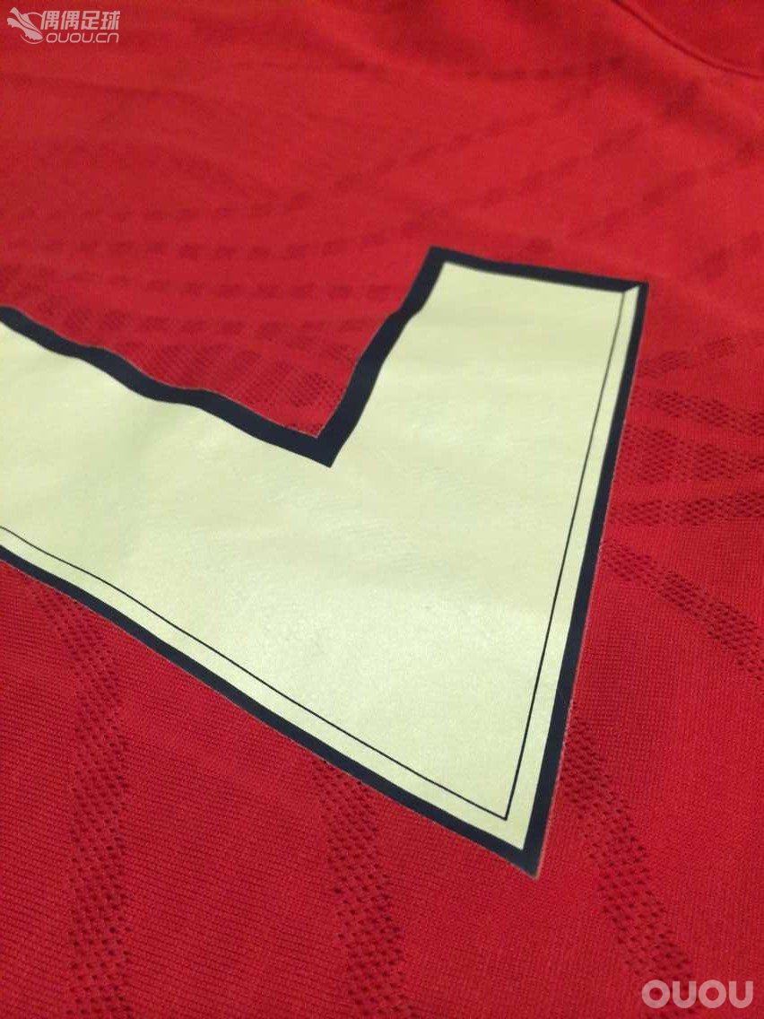 近日收了件小贝的英格兰百场,各位大神帮我看看,正品与否?