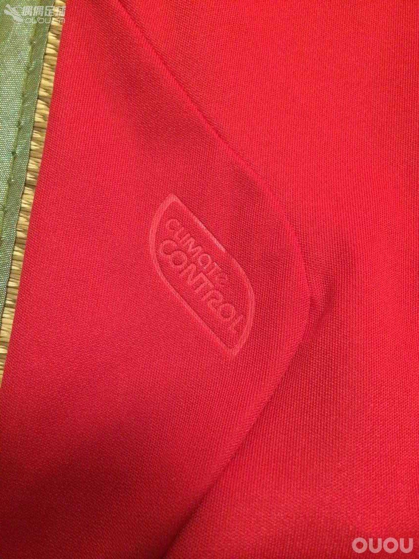 近日收了件小贝的英格兰百场,各位大神帮我看看,正品与否?