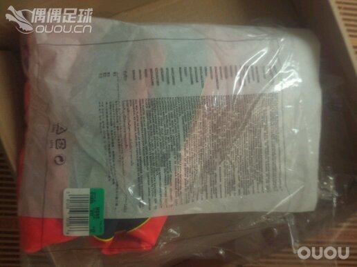 正版球衣加正版印字。可惜衣服大了点。管他呢!期待实战了!