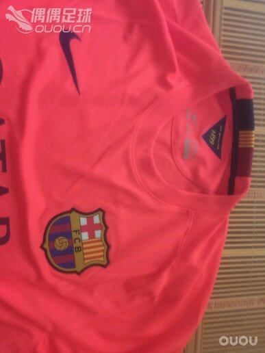 正版球衣加正版印字。可惜衣服大了点。管他呢!期待实战了!
