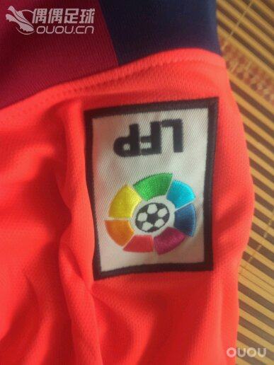 正版球衣加正版印字。可惜衣服大了点。管他呢!期待实战了!