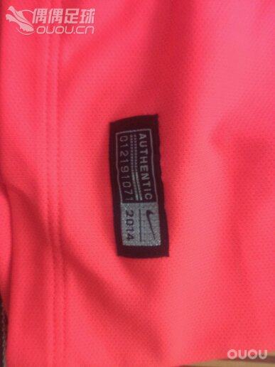 正版球衣加正版印字。可惜衣服大了点。管他呢!期待实战了!