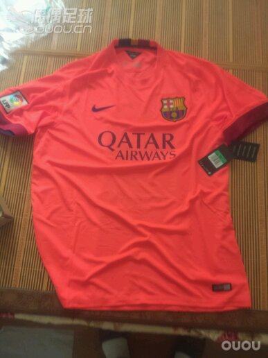 正版球衣加正版印字。可惜衣服大了点。管他呢!期待实战了!