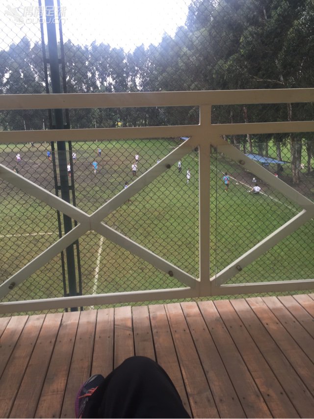 看了一眼场地,我默默收起足球鞋,走上了二楼。。。一边看下面打泥仗,一边做一个安静的自拍狂。