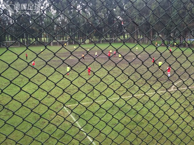 看了一眼场地,我默默收起足球鞋,走上了二楼。。。一边看下面打泥仗,一边做一个安静的自拍狂。