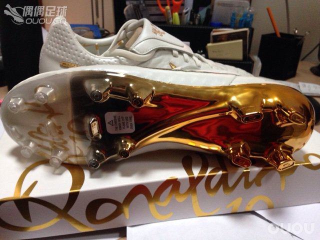 今天球鞋终于到了,好不容易藏到一双。说老实话做工真的一般!