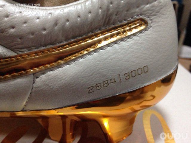 今天球鞋终于到了,好不容易藏到一双。说老实话做工真的一般!