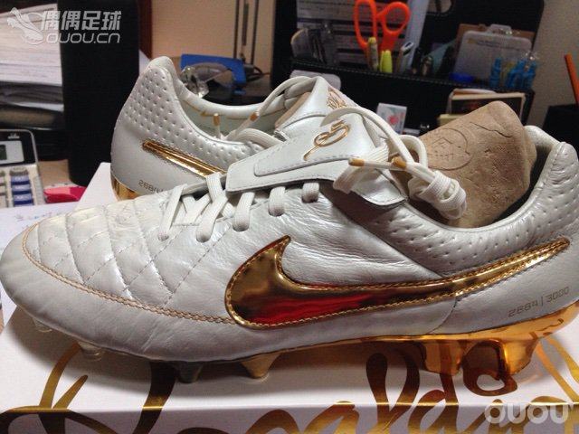 今天球鞋终于到了,好不容易藏到一双。说老实话做工真的一般!