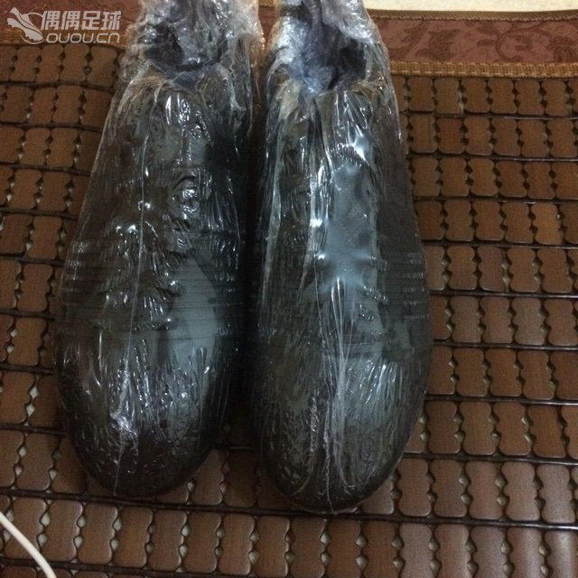 有时候、看着这些鞋子、真想下地穿着踢