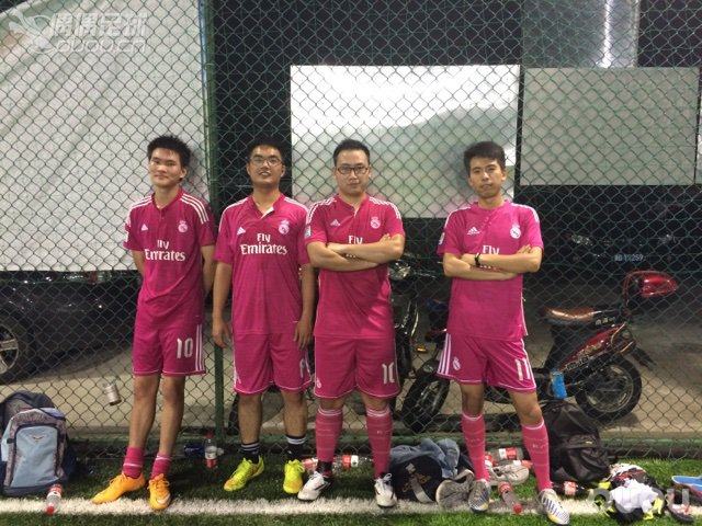 扒一扒一起踢球的兄弟们~这么多年一起坚持下来,风雨无阻~当年富邦体育馆六个场地就我们八个人踢~