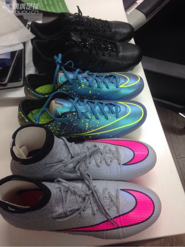 扒扒自己拥有的所有球鞋~绝对一张流~欢迎喷友~自从接触足球开始就停不下来了~