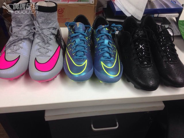 扒扒自己拥有的所有球鞋~绝对一张流~欢迎喷友~自从接触足球开始就停不下来了~