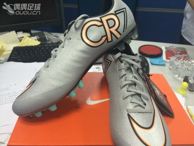 扒扒自己拥有的所有球鞋~绝对一张流~欢迎喷友~自从接触足球开始就停不下来了~