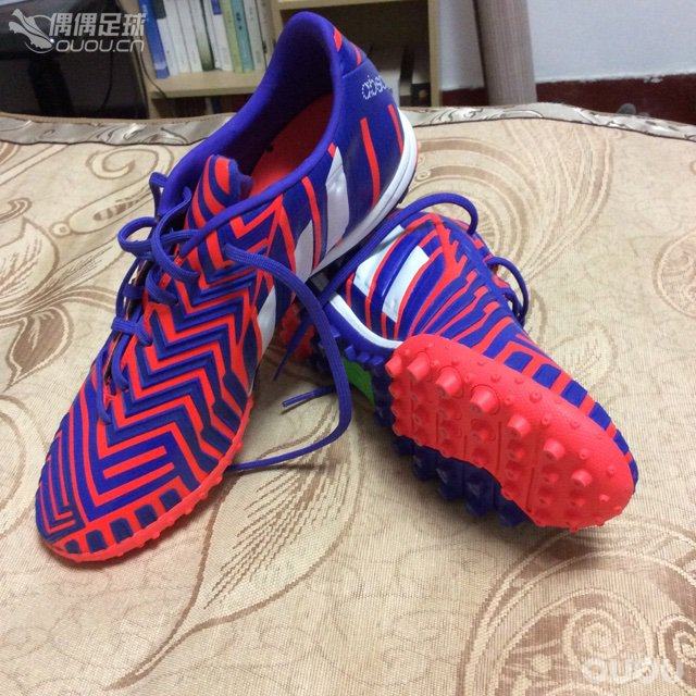 猎鹰碎钉次顶级,拜仁配色,面料较厚但比较柔软,透气性一般,摩擦条手感不错,不知道实战效果如何。