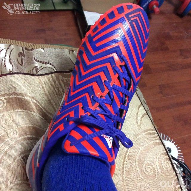 猎鹰碎钉次顶级,拜仁配色,面料较厚但比较柔软,透气性一般,摩擦条手感不错,不知道实战效果如何。