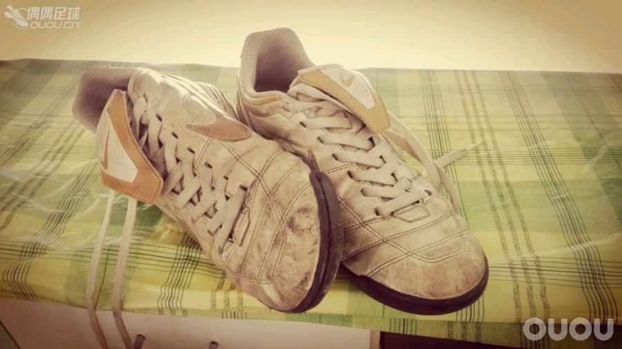 2008年上大学,大姨给买的。服役至今,仍然舍不得丢掉。虽不是顶级,却是记忆中经典的一款!