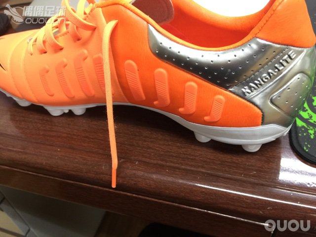 请各位大神给鉴别下,是正品吗,谢谢各位了!!