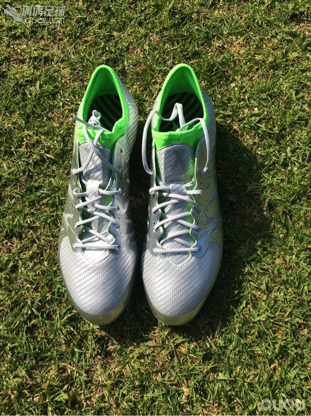 X上脚感受,其实从出来这配色的时候就已经下单购买了。但无奈,到手后尺码不对,经过了退货再下单。