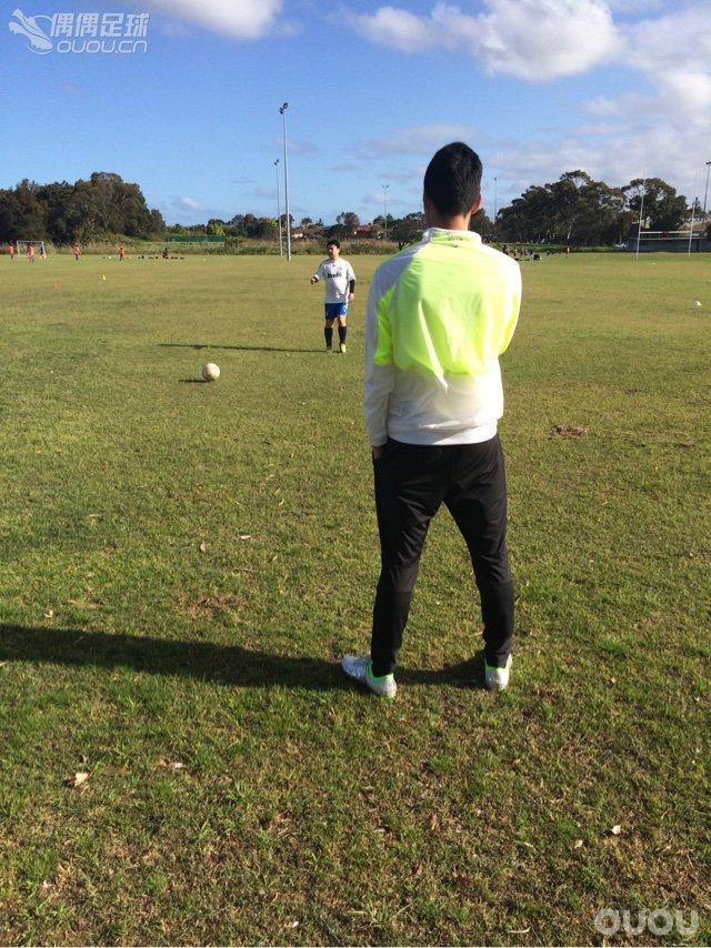 X上脚感受,其实从出来这配色的时候就已经下单购买了。但无奈,到手后尺码不对,经过了退货再下单。