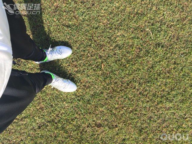 X上脚感受,其实从出来这配色的时候就已经下单购买了。但无奈,到手后尺码不对,经过了退货再下单。