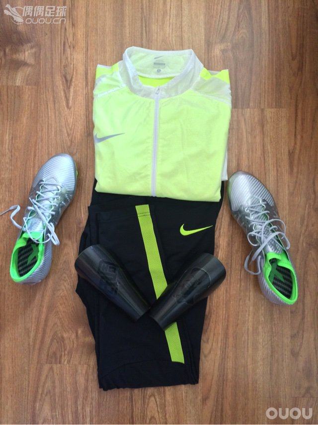 X上脚感受,其实从出来这配色的时候就已经下单购买了。但无奈,到手后尺码不对,经过了退货再下单。