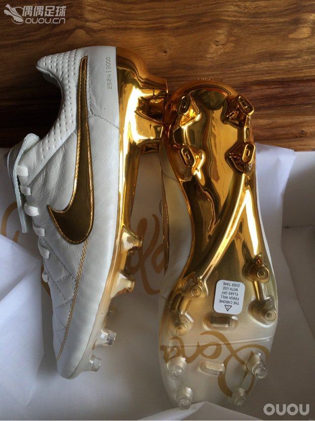 纵使这双鞋褒贬不一,但作为一个传奇粉,小罗粉。个人觉得这双致敬小罗专属配色,还是深深地吸引着我。