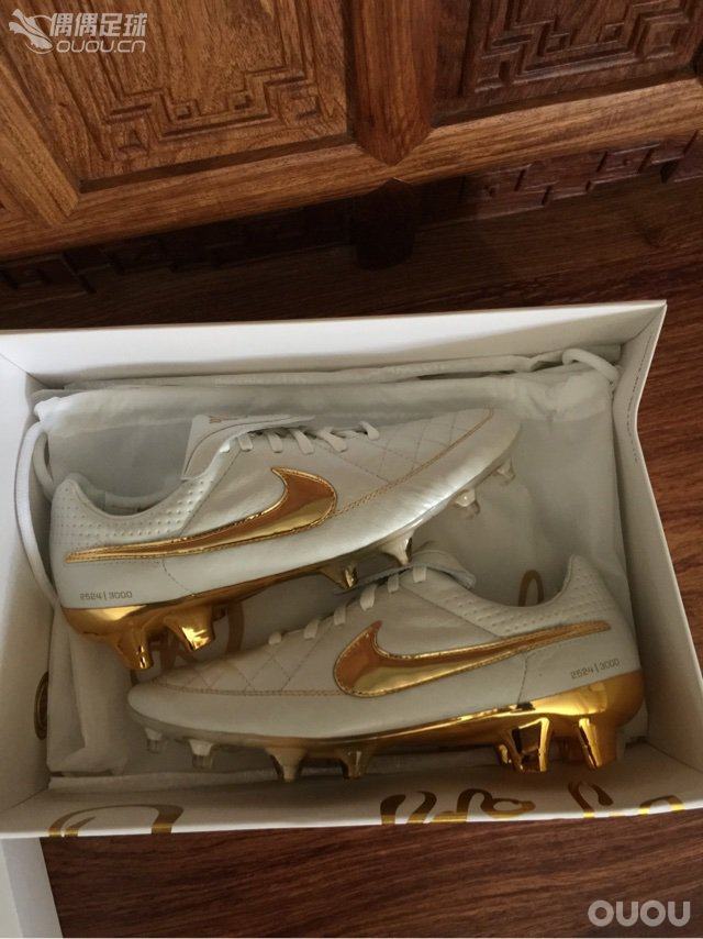 纵使这双鞋褒贬不一,但作为一个传奇粉,小罗粉。个人觉得这双致敬小罗专属配色,还是深深地吸引着我。