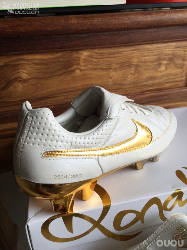 纵使这双鞋褒贬不一,但作为一个传奇粉,小罗粉。个人觉得这双致敬小罗专属配色,还是深深地吸引着我。