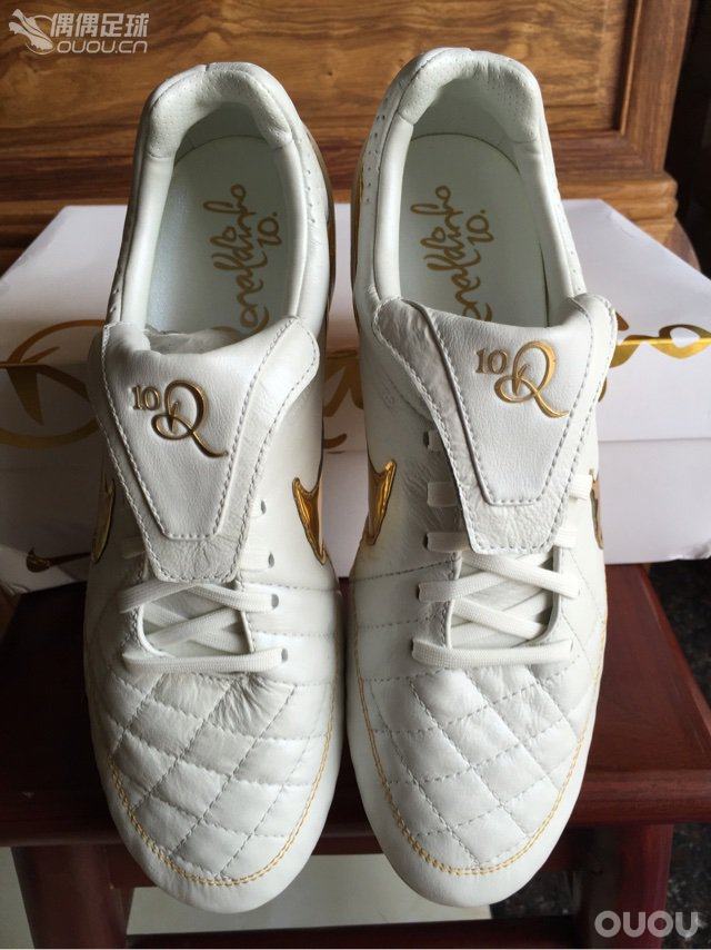 纵使这双鞋褒贬不一,但作为一个传奇粉,小罗粉。个人觉得这双致敬小罗专属配色,还是深深地吸引着我。