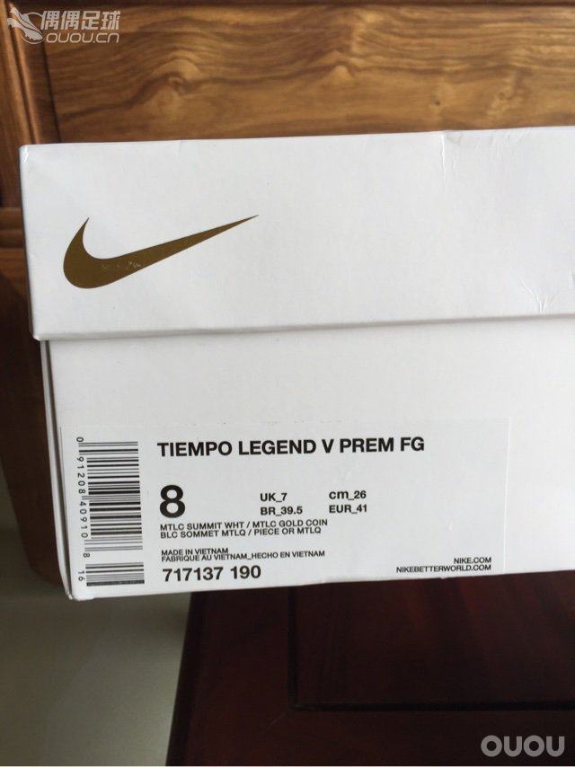 纵使这双鞋褒贬不一,但作为一个传奇粉,小罗粉。个人觉得这双致敬小罗专属配色,还是深深地吸引着我。