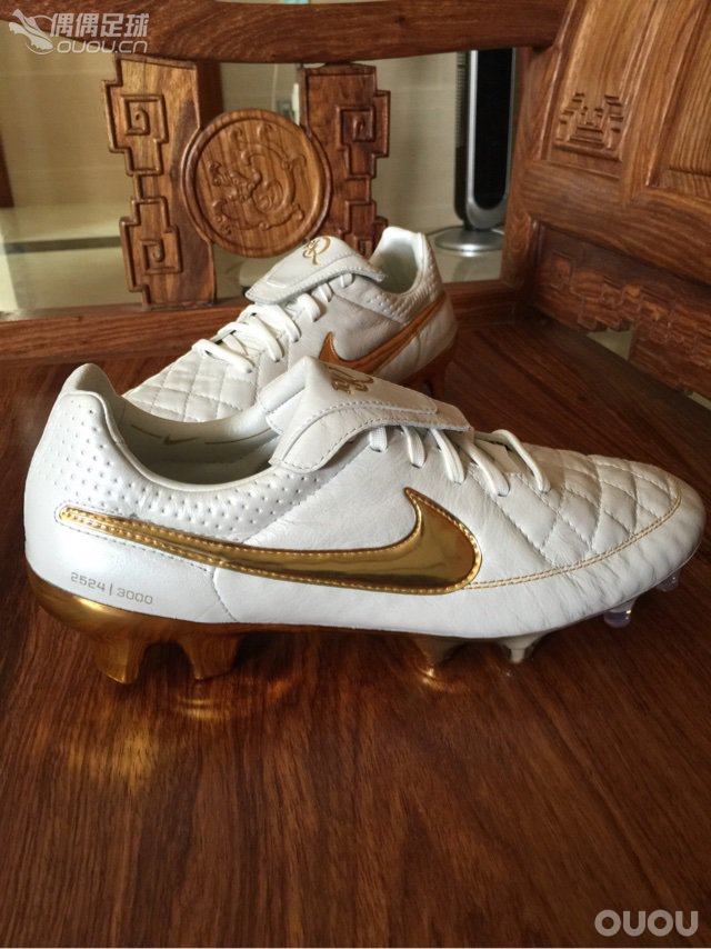 纵使这双鞋褒贬不一,但作为一个传奇粉,小罗粉。个人觉得这双致敬小罗专属配色,还是深深地吸引着我。