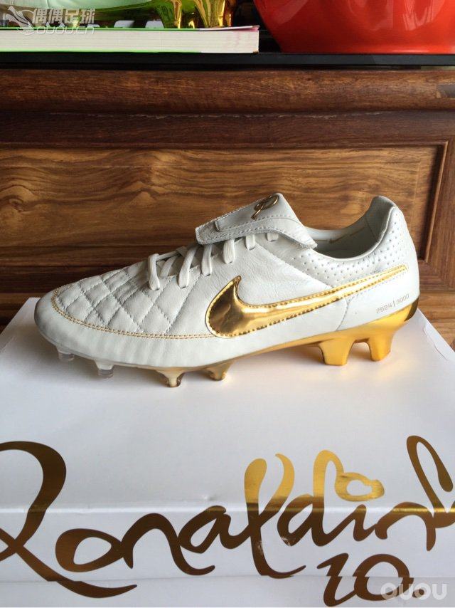 纵使这双鞋褒贬不一,但作为一个传奇粉,小罗粉。个人觉得这双致敬小罗专属配色,还是深深地吸引着我。