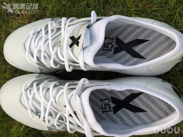 今天刚到,草地上随便拍了几张,真不忍心下地!