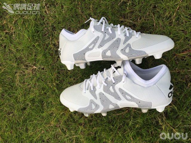 今天刚到,草地上随便拍了几张,真不忍心下地!