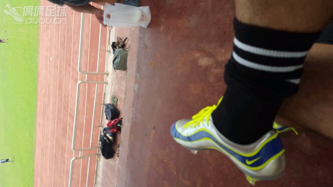 水星实战,包裹性和刺客cr7是一样的好,停球,射门感觉都不错。袜子不是穿的防滑的,稍微感觉打滑。