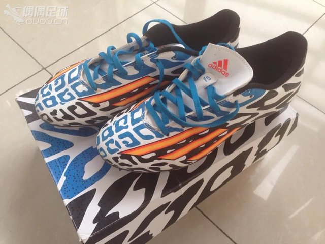 求鉴定是否是正品 世界杯特别版足球鞋