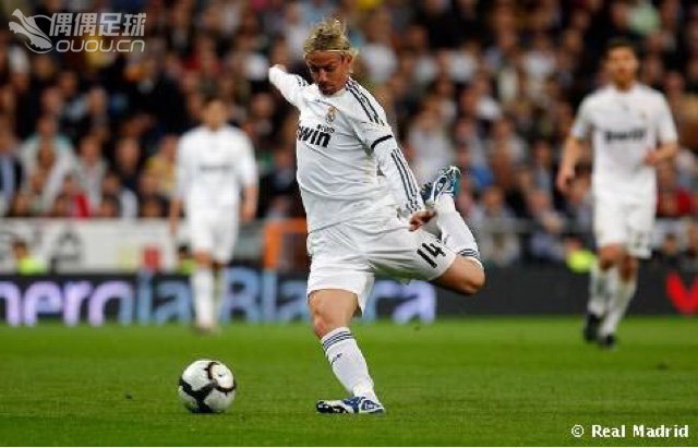 有天要是不踢球了,生活就完了。