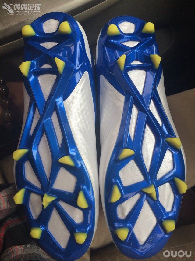 求鉴定,在线等!刚到messi15.1蓝白配色!