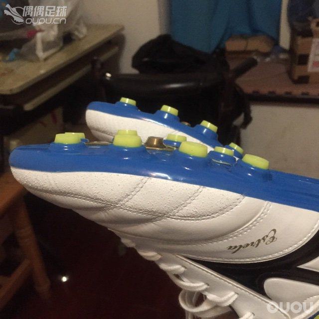 各位大哥帮小弟鉴定一下是否正品