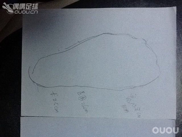 求助啊
小弟的脚穿上足球袜后测量~长25cm,宽11cm,足围25.6cm。现有传奇ag一双,jp250码。