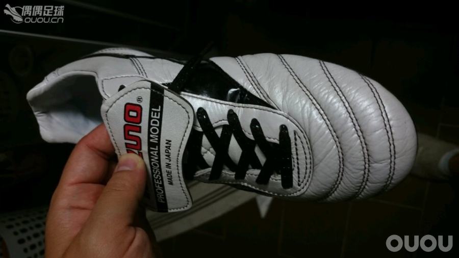 还是黑色鞋带好看点。