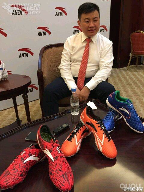 偶偶们  话说最近安踏发布足球鞋了  你们有什么看法啊