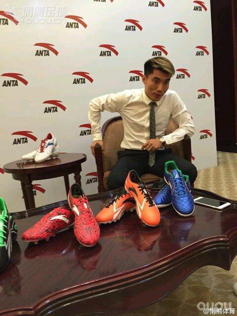 偶偶们  话说最近安踏发布足球鞋了  你们有什么看法啊