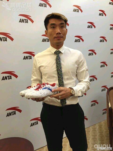 偶偶们  话说最近安踏发布足球鞋了  你们有什么看法啊