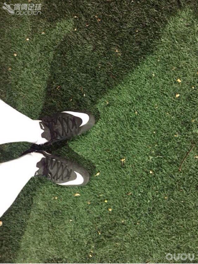 在贴吧发现一兄弟的超级屠龙脚,想问问大家什么鞋可以顶的住的,毕竟我新人,对球鞋懂的也不多。