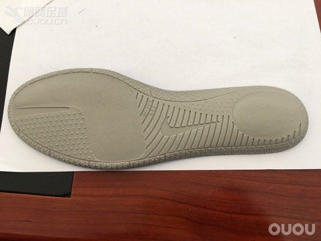 求大神鉴定,传奇5次顶级,有两点疑问,前边鞋头新的就有处开胶,另外后边的字左脚是偏的,右脚没有问题。