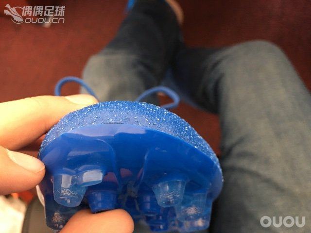 求大神鉴定,传奇5次顶级,有两点疑问,前边鞋头新的就有处开胶,另外后边的字左脚是偏的,右脚没有问题。