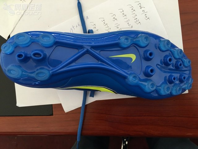 求大神鉴定,传奇5次顶级,有两点疑问,前边鞋头新的就有处开胶,另外后边的字左脚是偏的,右脚没有问题。